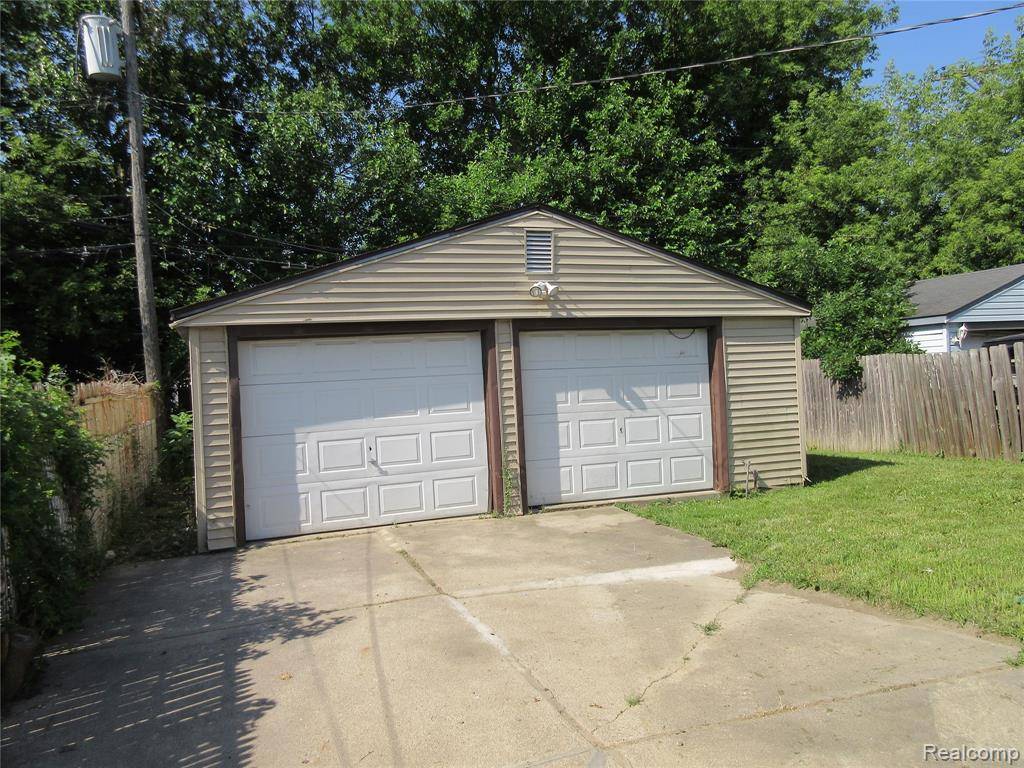 Harper Woods, MI 48225,18532 Roscommon Street