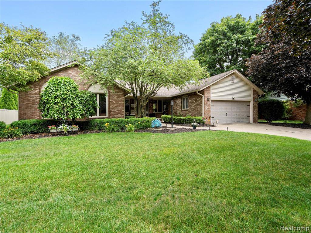 8999 Shelby Woods Drive, Utica, MI 48317