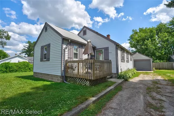 1452 E McLean Avenue, Burton, MI 48529