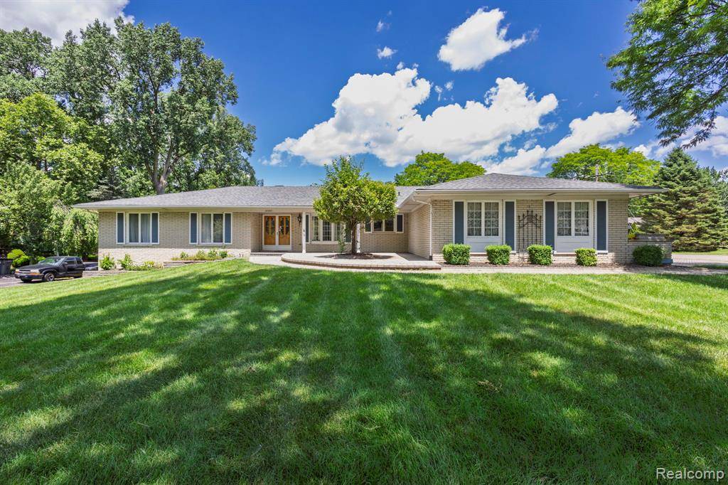 20065 N Riverhill Drive, Clinton Twp, MI 48036
