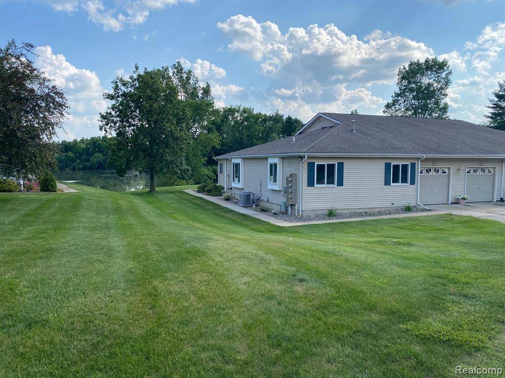1093 Lake Park Circle 6, Grand Blanc, MI 48439