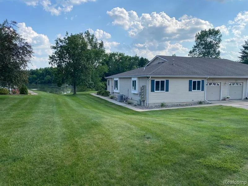 1093 Lake Park Circle 6, Grand Blanc, MI 48439