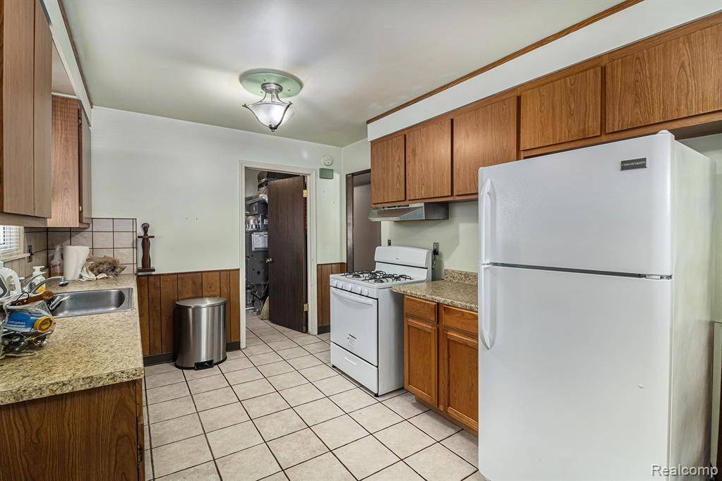 Dearborn Heights, MI 48127,8476 Robindale Avenue