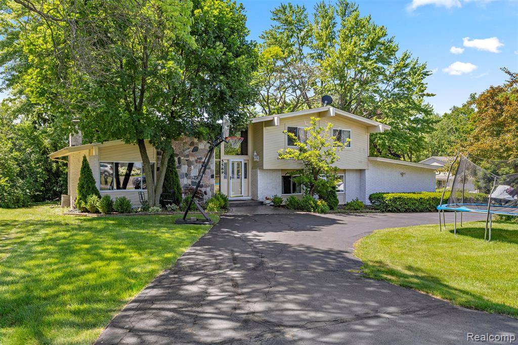 5589 Pembury, West Bloomfield Twp, MI 48322