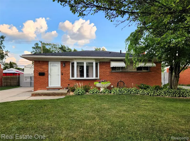 15622 Chestnut Street, Roseville, MI 48066