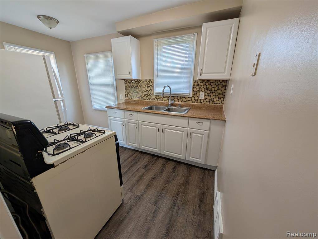 Eastpointe, MI 48021,22034 lambrecht Avenue