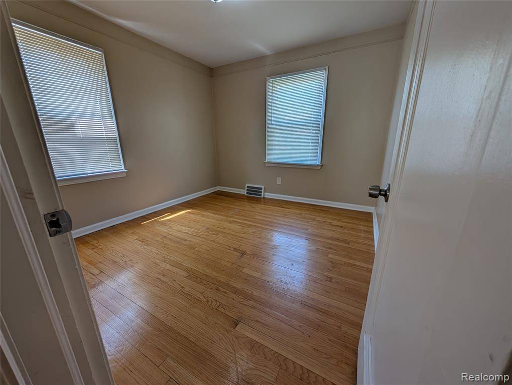 Eastpointe, MI 48021,22034 lambrecht Avenue