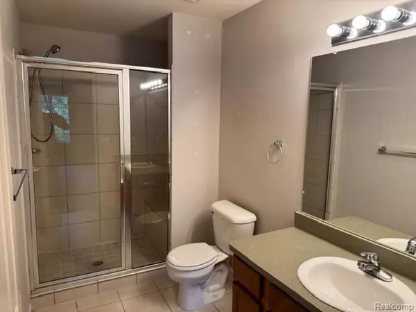 Shelby Twp, MI 48317,49225 W Woods Drive 20
