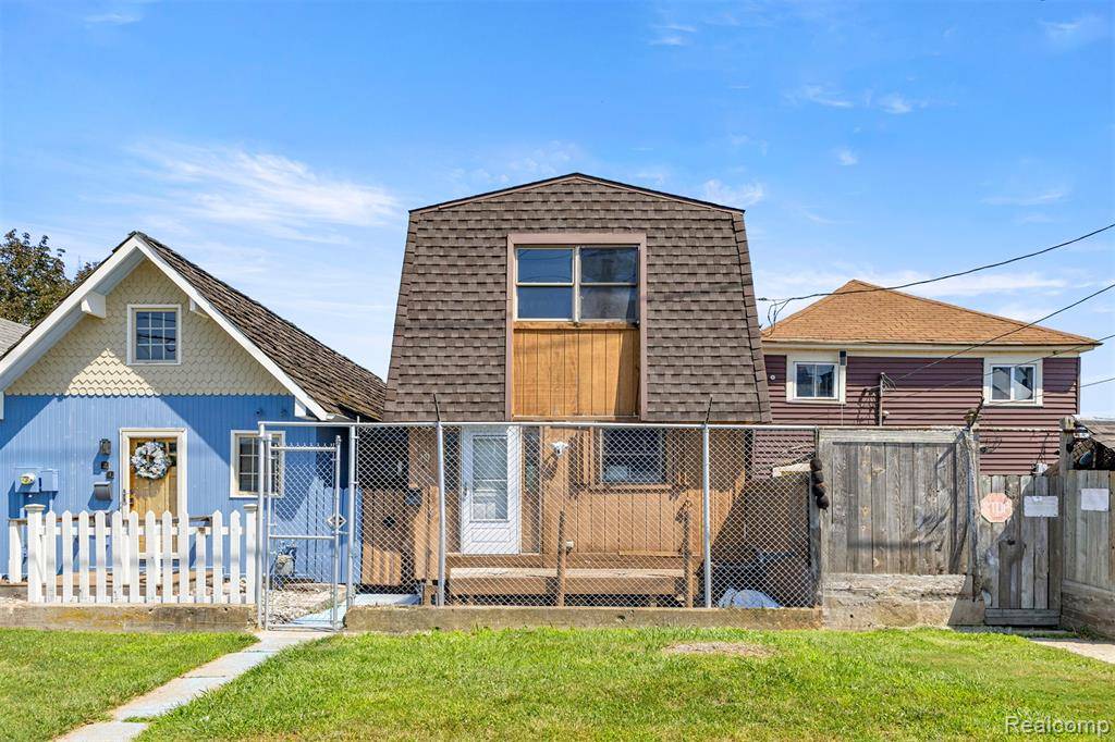 19 1/2 Walnut Street, Wyandotte, MI 48192