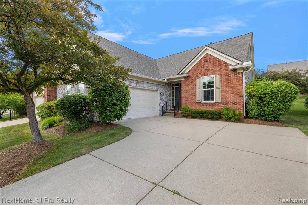 838 Knolls Landing Drive 2 6, Milford Vlg, MI 48381