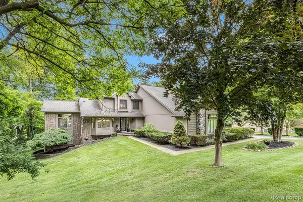 9780 Oak Valley Drive, Springfield Twp, MI 48348