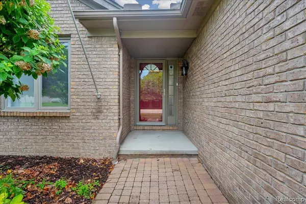 32529 Pine Ridge Drive, Warren, MI 48093