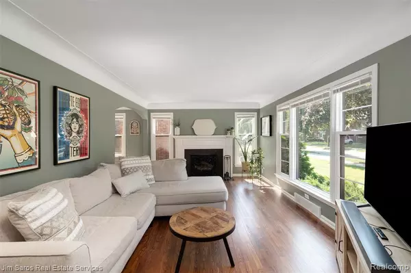 Grosse Pointe Woods, MI 48236,2182 Hawthorne Road
