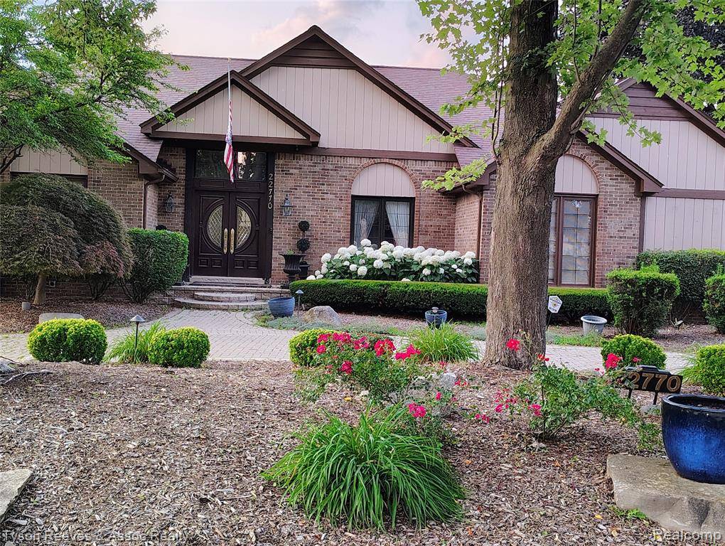 22770 Shadowglen Drive, Farmington, MI 48335