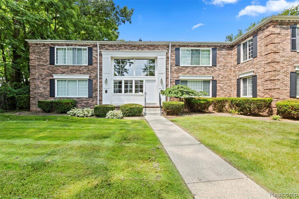 532 E Fox Hills Drive, Bloomfield Hills, MI 48304