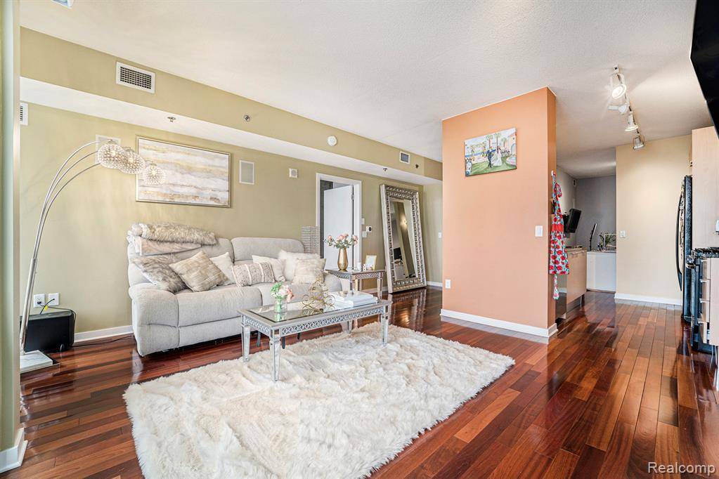 Royal Oak, MI 48067,432 S Washington Avenue 802