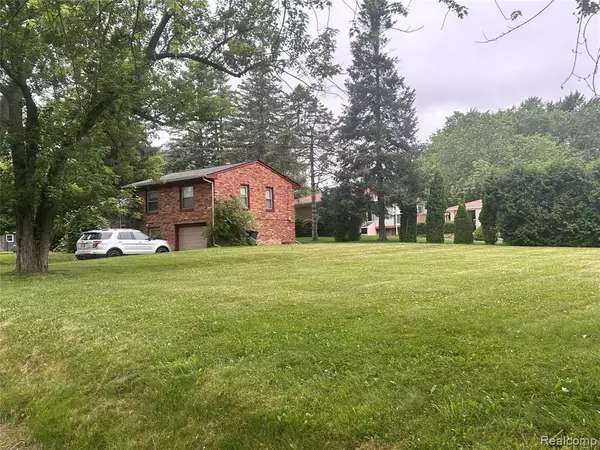 Lake Orion Vlg, MI 48362,305 Goldengate Street