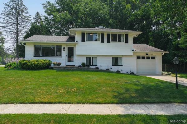 4580 Chadsworth Street, Commerce Twp, MI 48382
