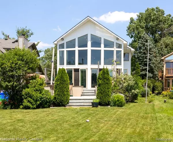 8871 Lakeview Drive, White Lake Twp, MI 48386
