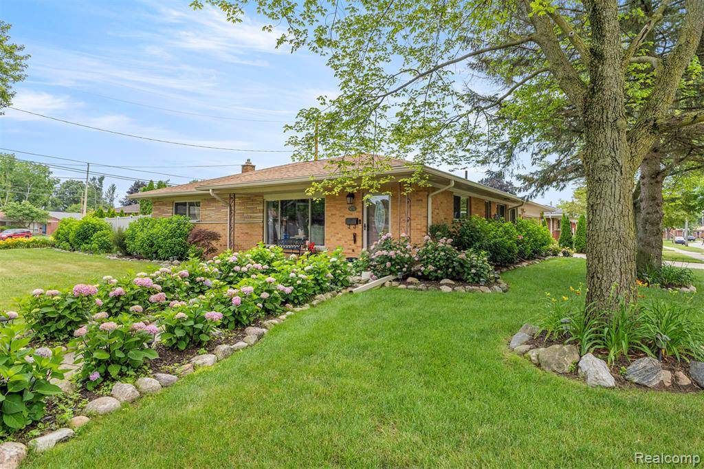 8570 Rockland Street, Dearborn Heights, MI 48127