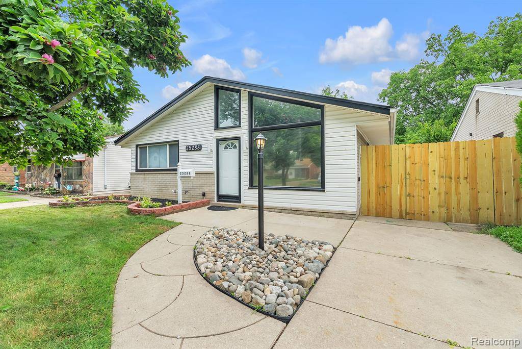 25288 Hopkins Street, Dearborn Heights, MI 48125