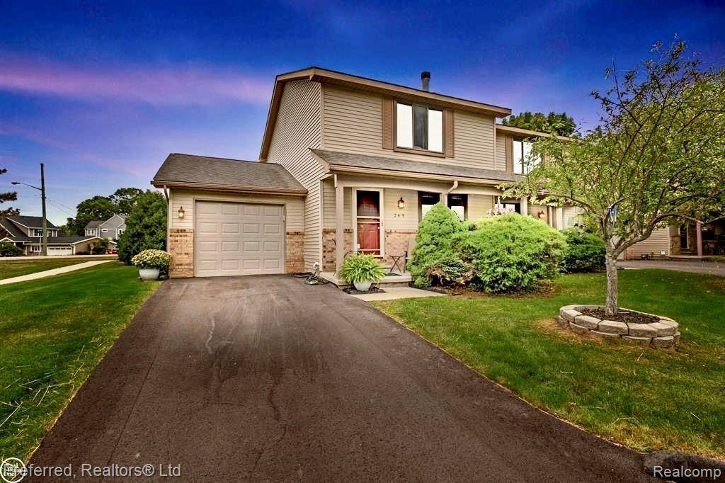 249 Wind Way Dr. Drive 9, Walled Lake, MI 48390