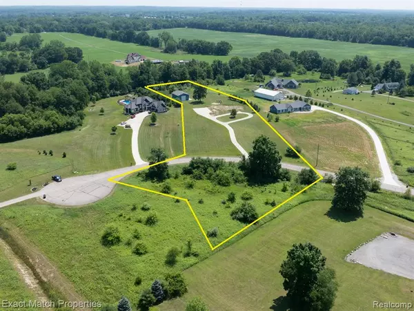 2125 Hickory Acres Drive, Howell, MI 48855