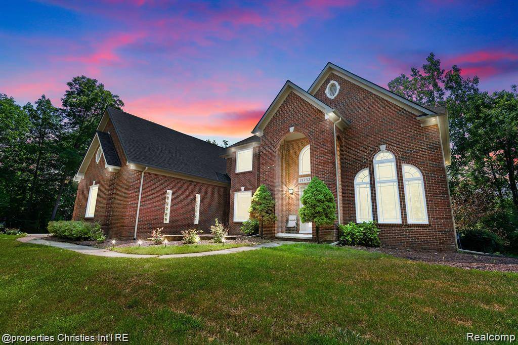 21232 Hetke Drive, Farmington, MI 48335