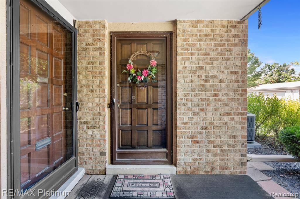 17979 University Park Drive, Livonia, MI 48152