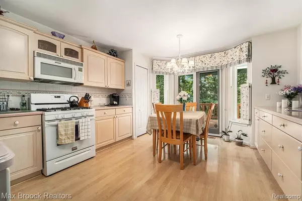 Wixom, MI 48393,648 Shady Maple Shady Maple Drive 16