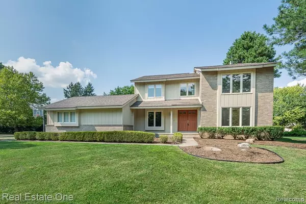 1654 Greenwich Drive, Troy, MI 48098