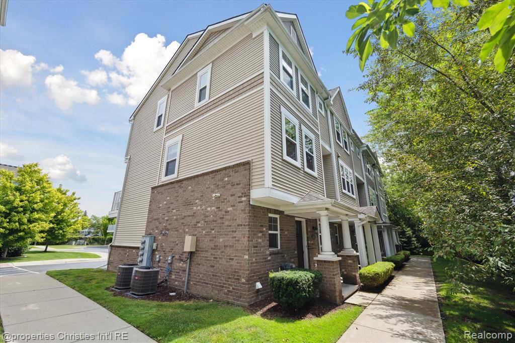 Royal Oak, MI 48067,1051 N Sherman Drive B19