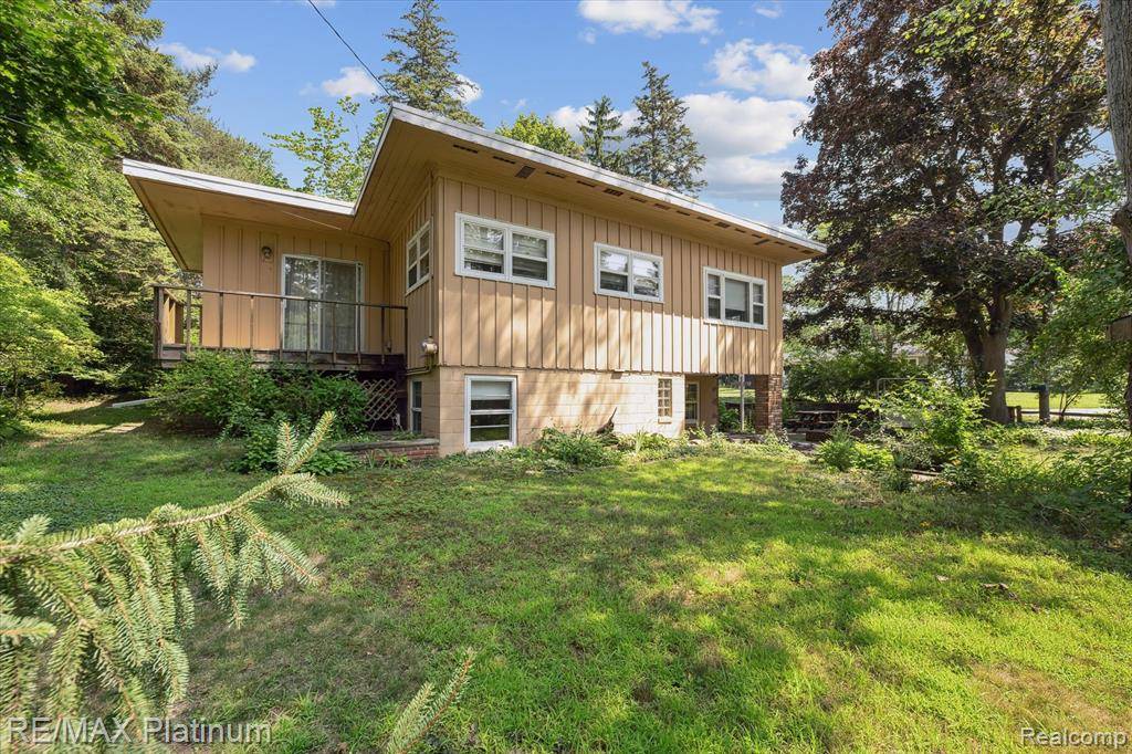 1243 Clearwater Boulevard, White Lake Twp, MI 48386