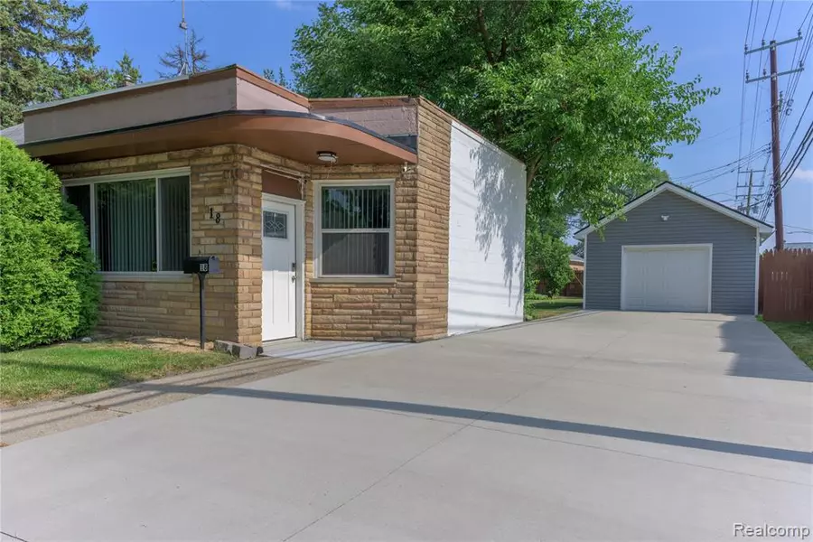 18 E Rutgerss Avenue, Pontiac, MI 48340