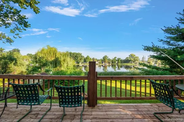 9080 River Valley Road, Brighton, MI 48116