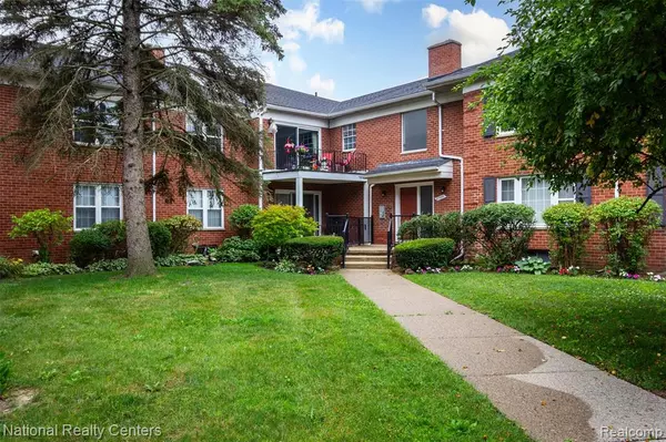 27653 W w echo valley Road 111, Farmington Hills, MI 48334