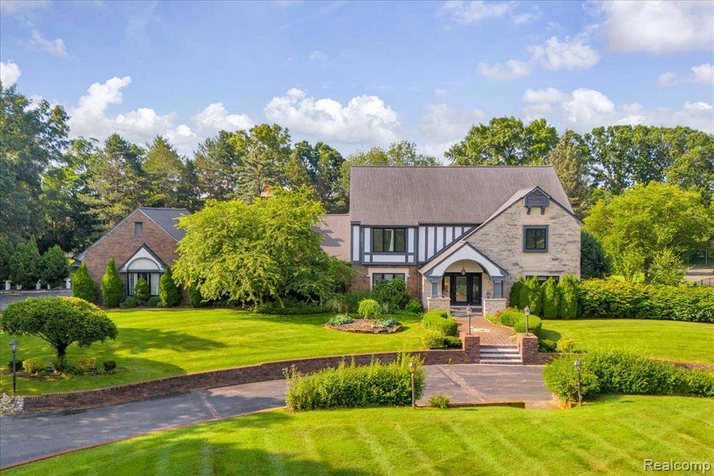 1940 Oak Pointe Drive, Rochester Hills, MI 48306