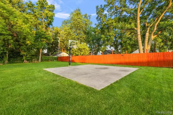 Troy, MI 48083,48 Starr Drive
