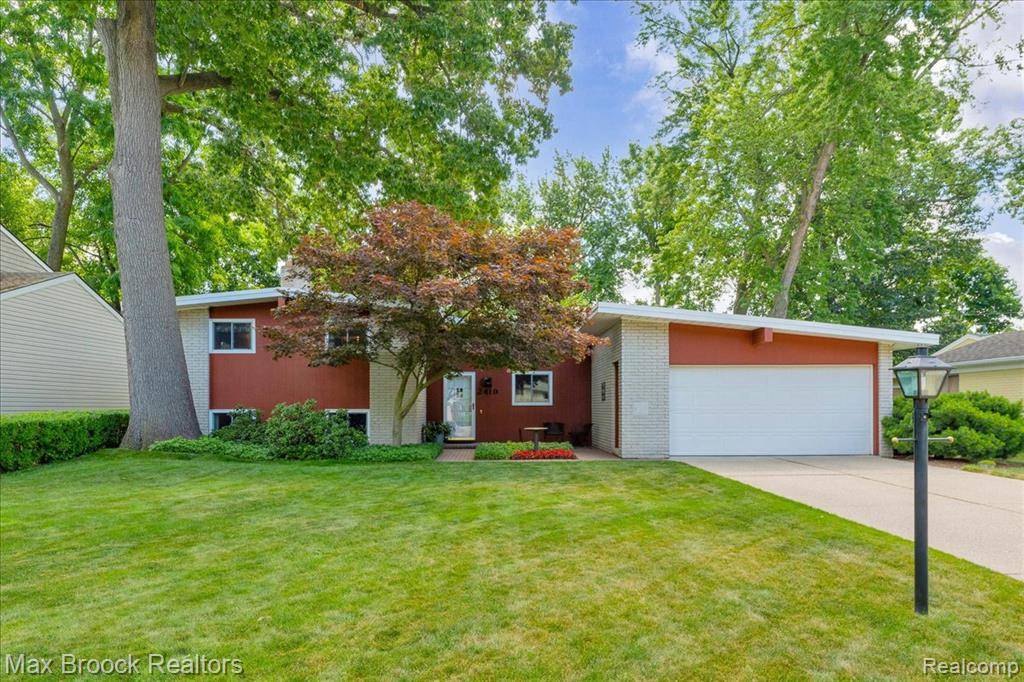 2419 Avondale Street W, Sylvan Lake, MI 48320