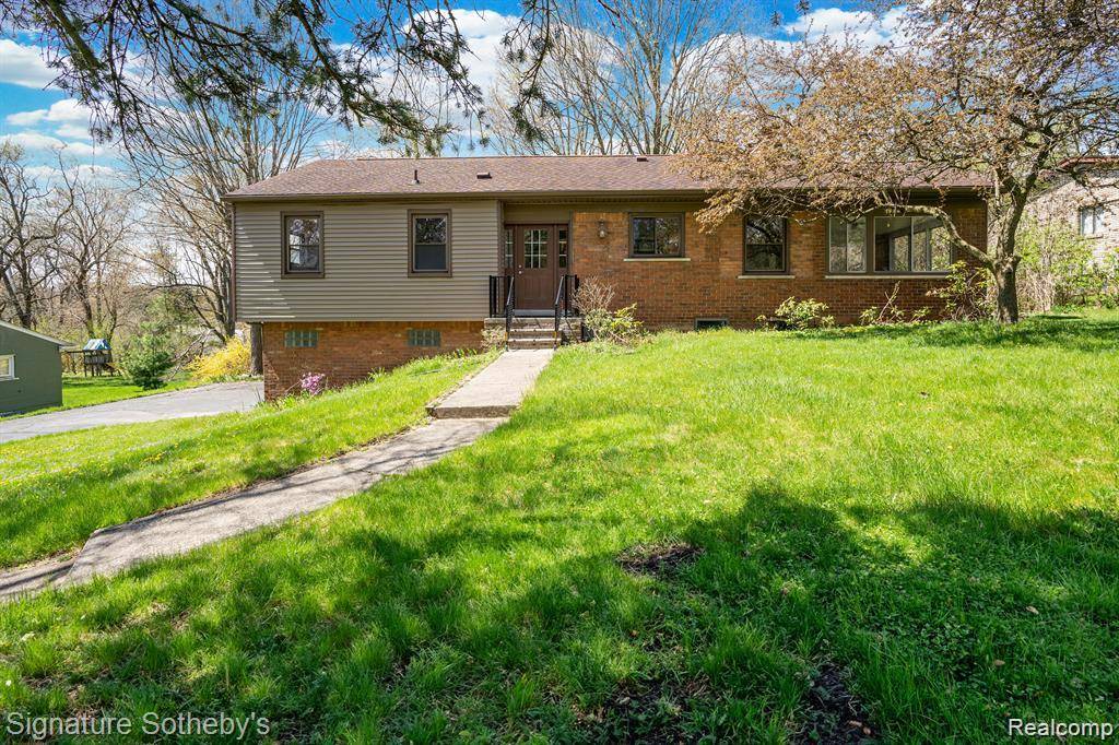 2700 Colonial Way, Bloomfield Hills, MI 48304