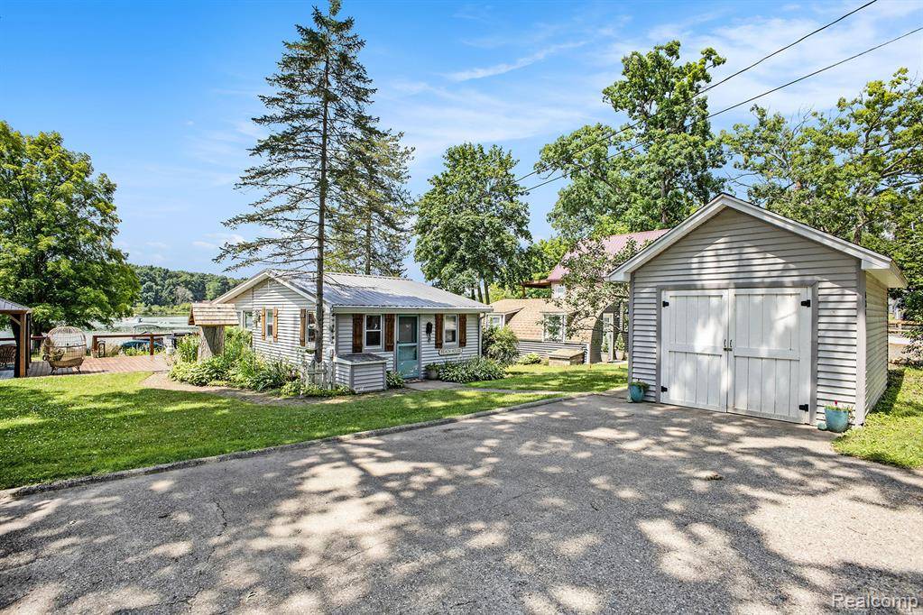 636 Swains Lake Drive, Pulaski Twp, MI 49237