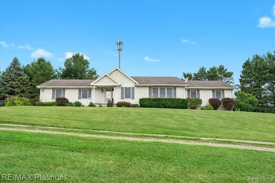 6893 Sanford Road, Cohoctah Twp, MI 48855