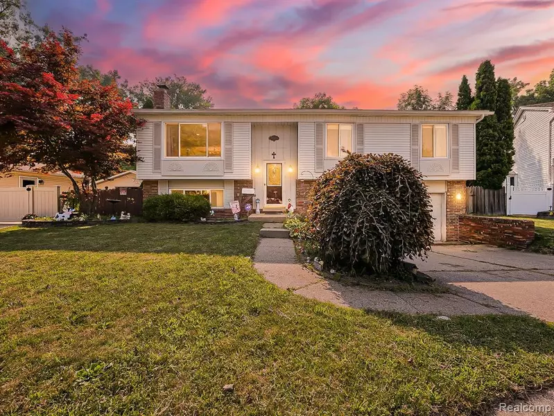 900 Surrey Heights, Westland, MI 48186