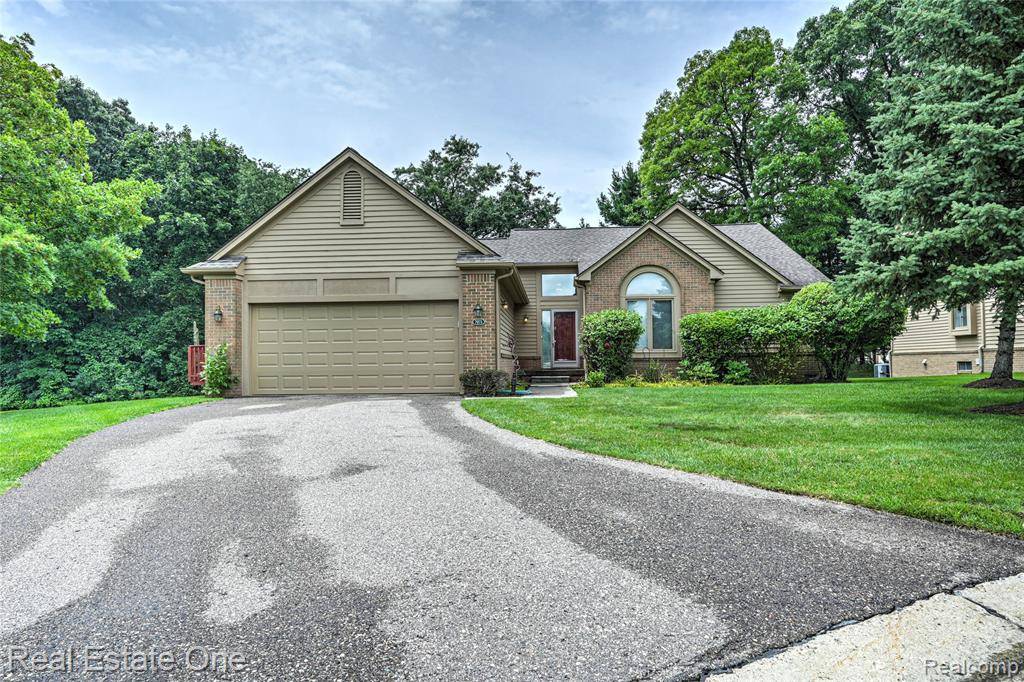 7071 Deerwood Trail 28, West Bloomfield Twp, MI 48323