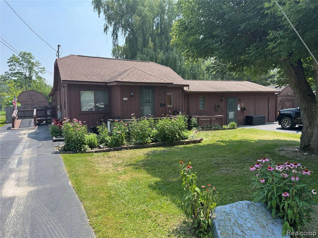 2185 Roslyn Avenue, Flint Twp, MI 48532