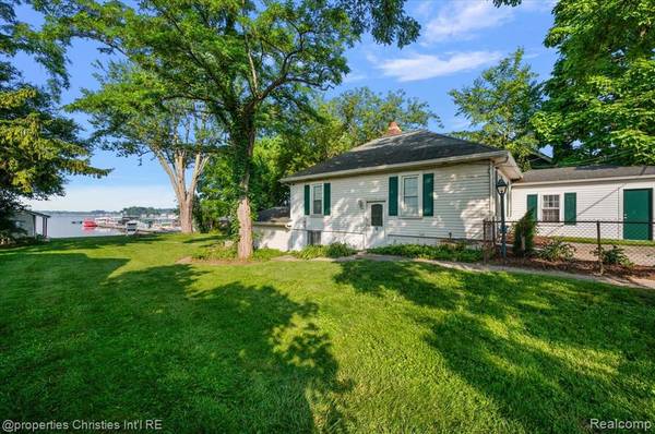 11346 E Shore Drive, Green Oak Twp, MI 48189
