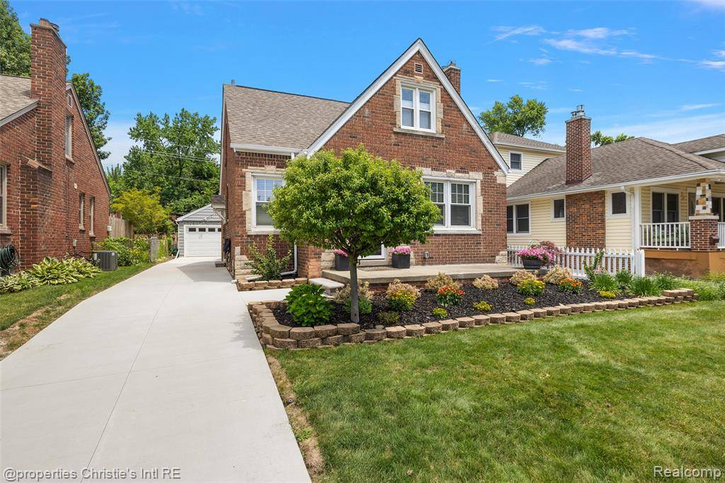 Grosse Pointe Woods, MI 48236,1816 Roslyn Road