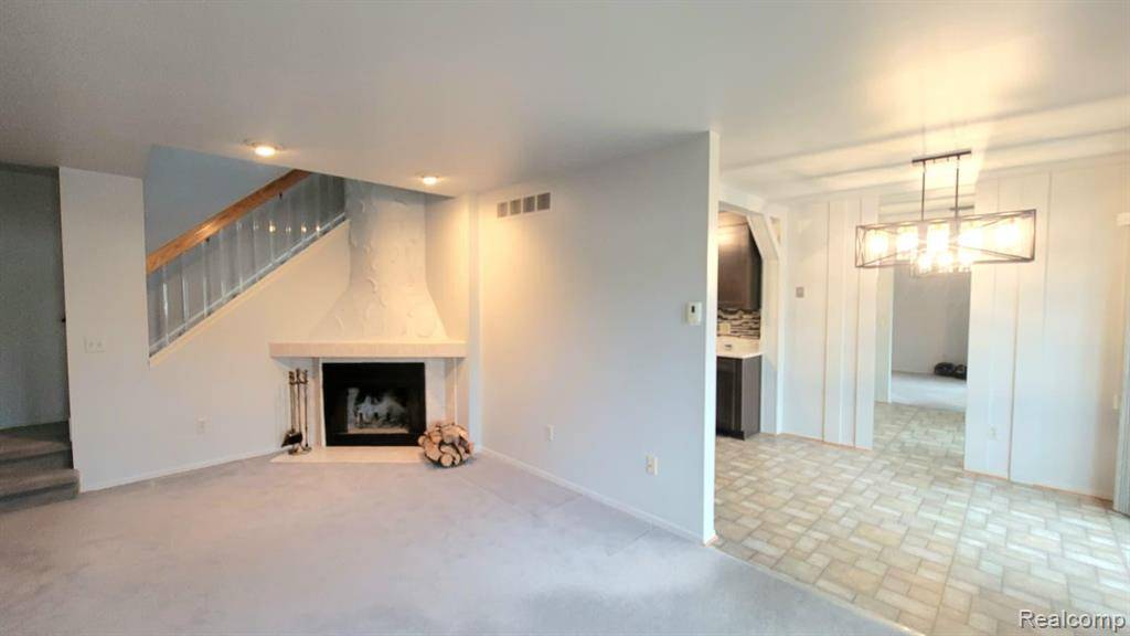 Farmington Hills, MI 48331,38928 Country Circle