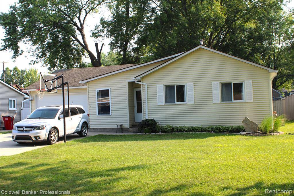 27936 Hiller Street, Harrison Twp, MI 48045