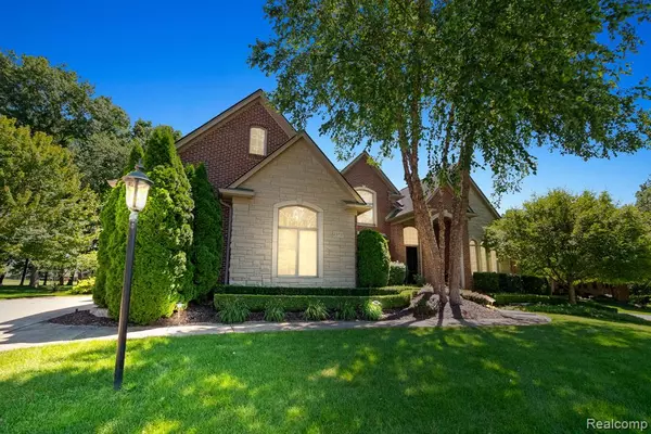 23737 Pointe O Woods Court, South Lyon, MI 48178